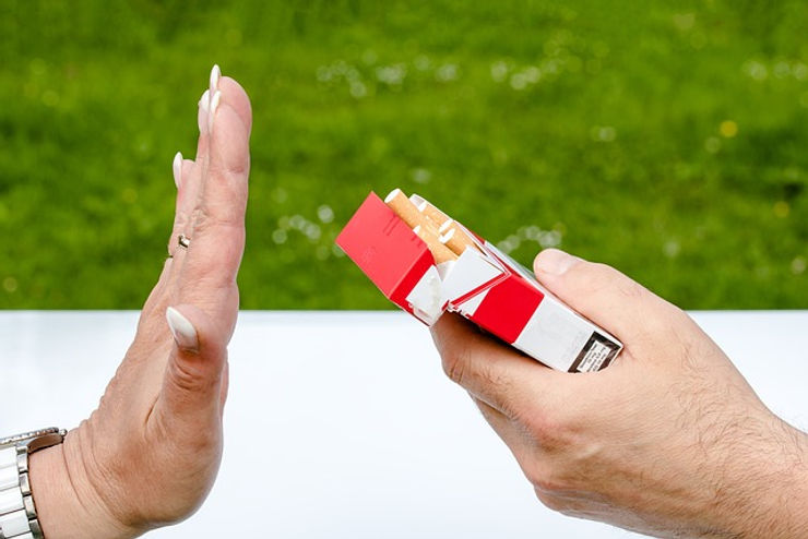 Patiënt met COPD doet een ademhalingsoefening.