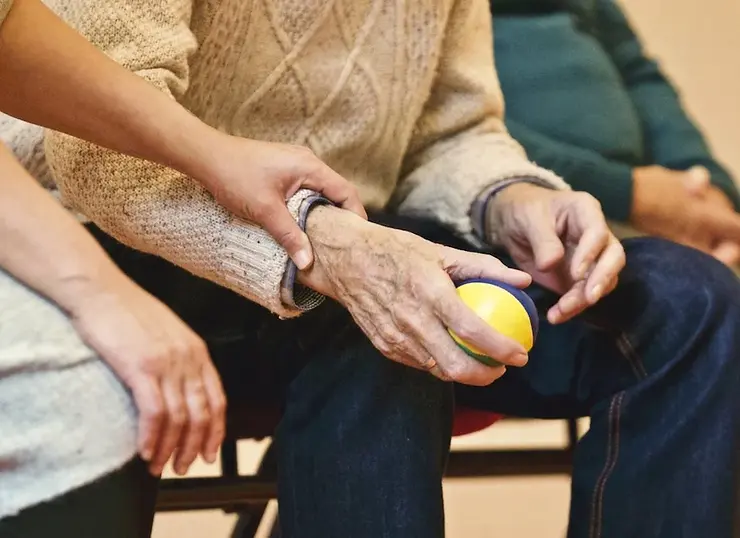 Patiënt met Parkinson oefent grote en bewuste stappen.